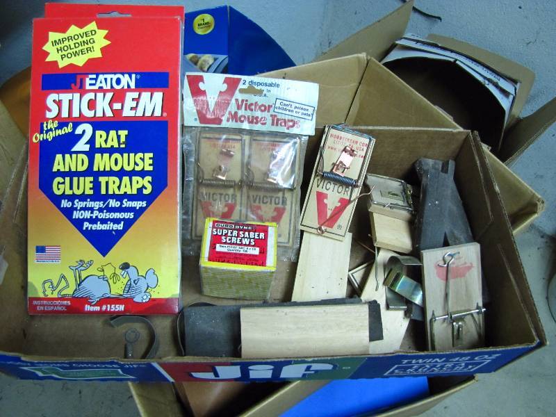 lot 44 image: Mouse & rat traps