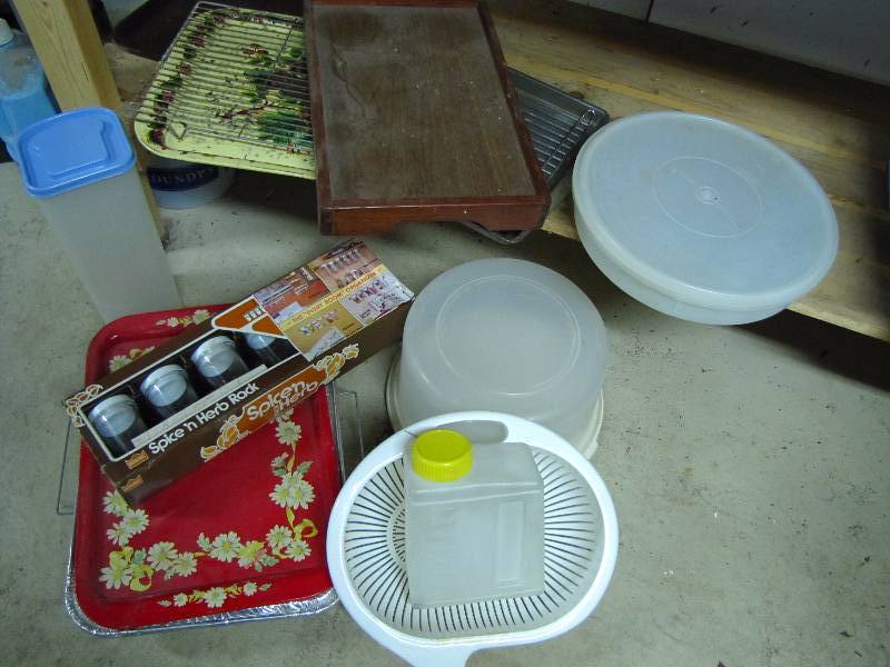 lot 49 image: Trays & Tupperware