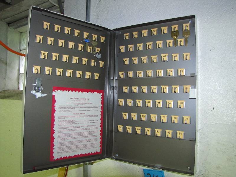 lot 216 image: wall mount key safe with key
