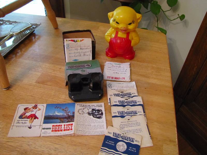 lot 222 image: Vintage view master, reels & piggy bank