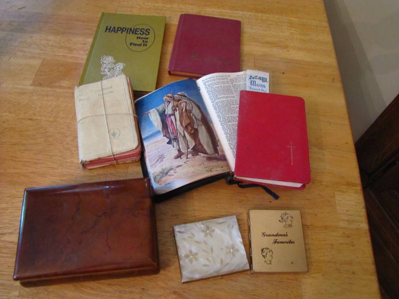 lot 225 image: Vintage books, compact and mini photo album