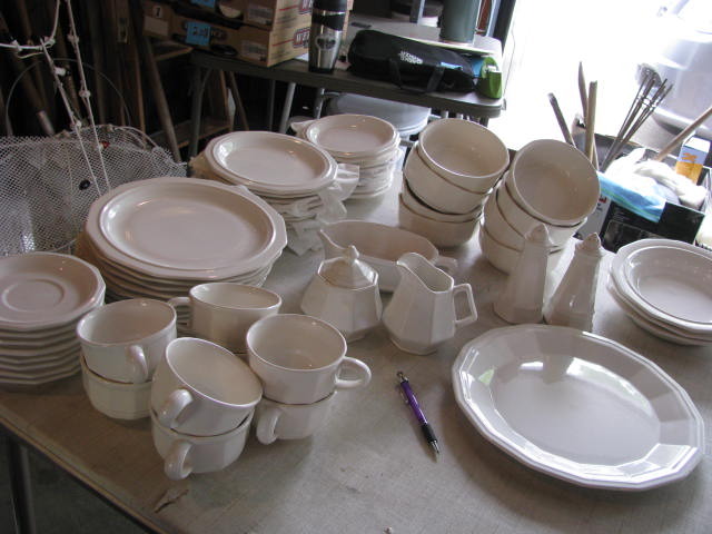 lot 180 image: pfatlzgraff white dish set
