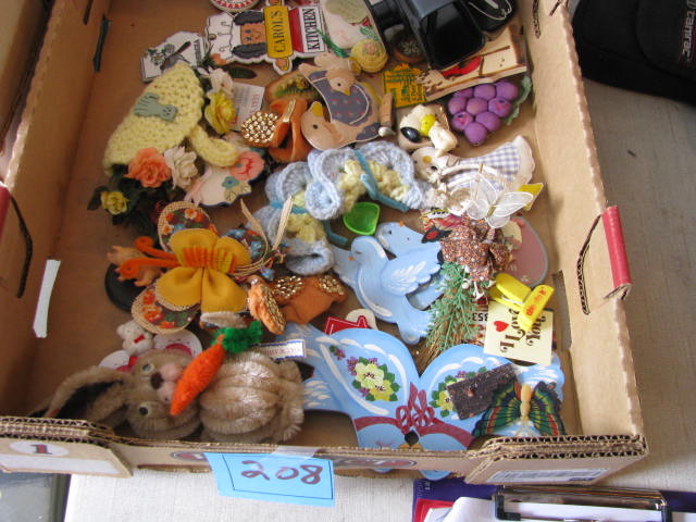 lot 208 image: very large lot of vintage magnets