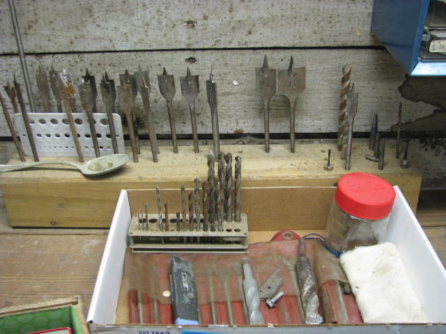 lot 98 image: large lot of drill bits