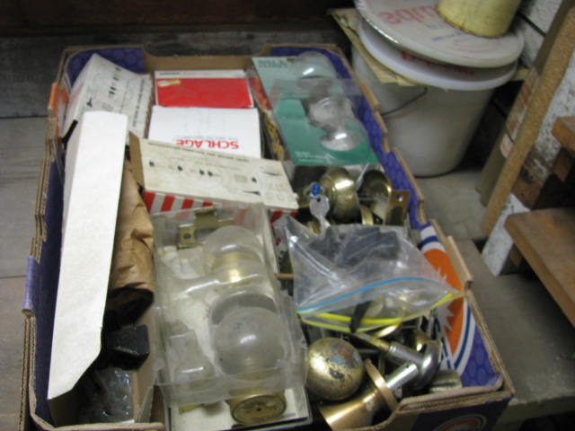 lot 118 image: misc door knob assembles