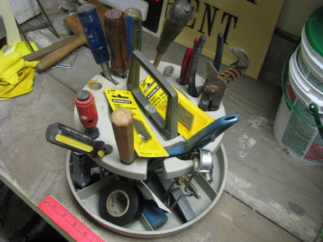 lot 139 image: tool kit on portable carousel