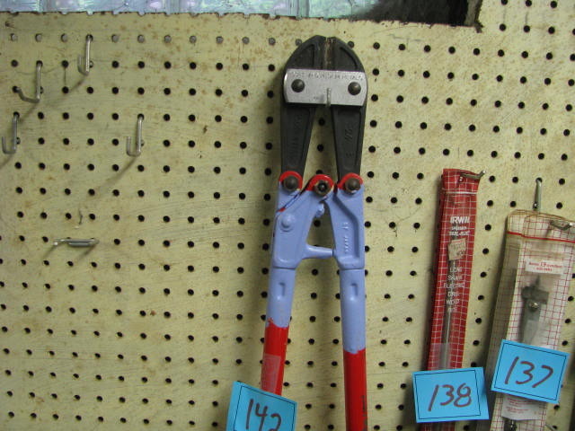 lot 142 image: large heavy duty bolt cutter