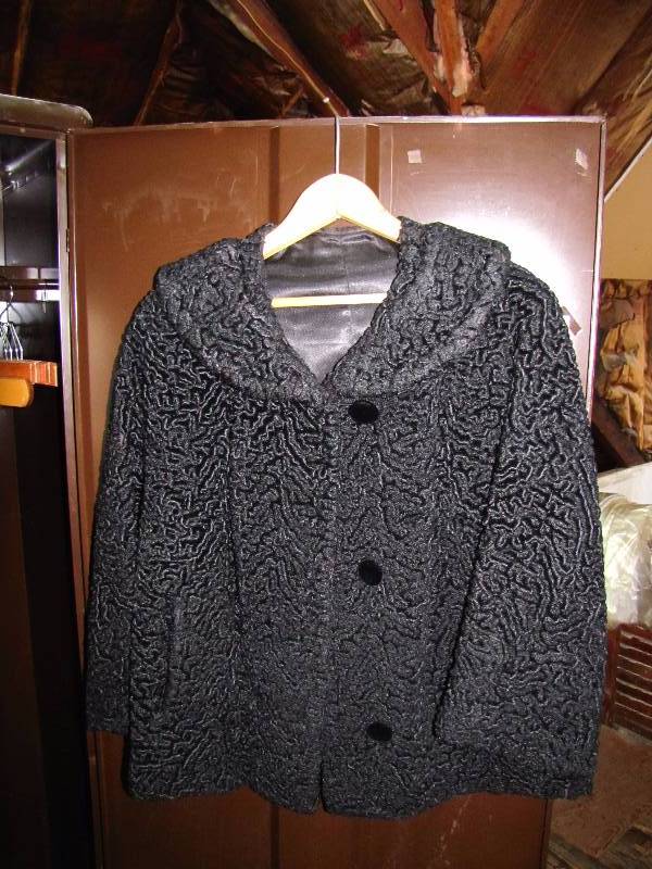 lot 274 image: vintage womens coat
