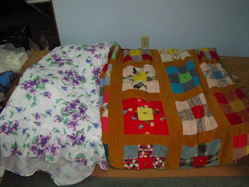 lot 276 image: Vintage quilt