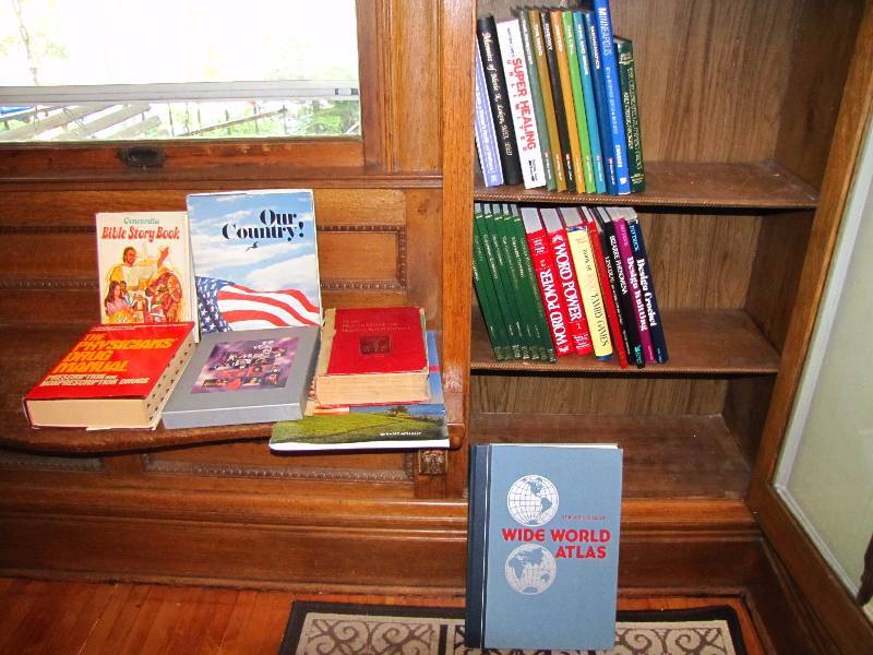 lot 289 image: Lot of books