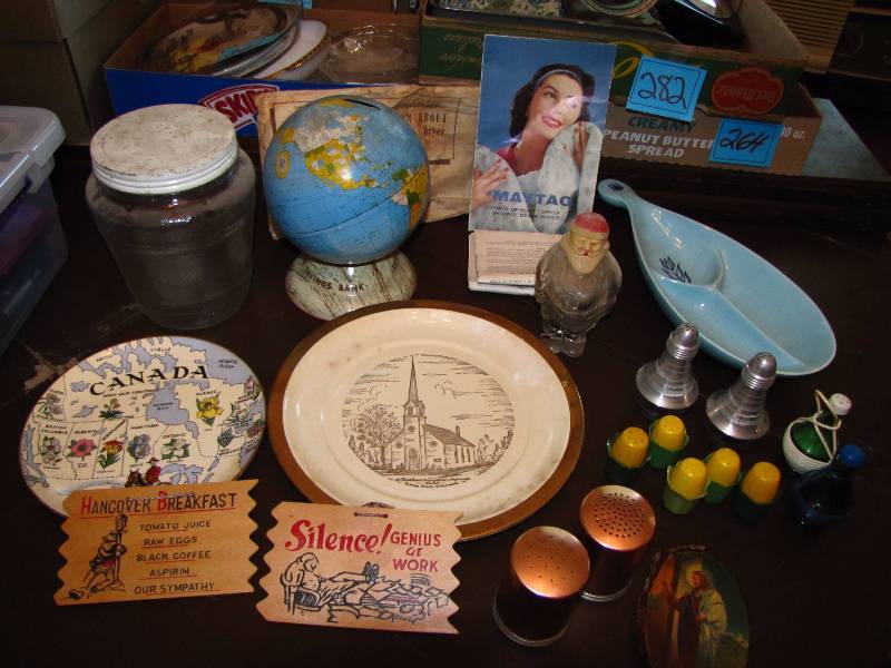 lot 291 image: Large lot of vintage collectables