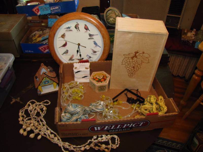 lot 292 image: Bird clock and more