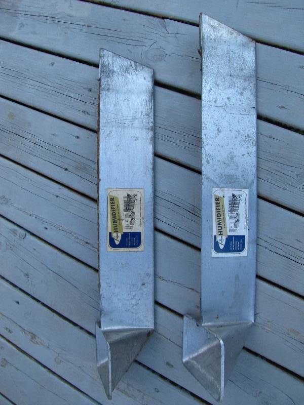 lot 293 image: vintage metal Radiator Humidifiers