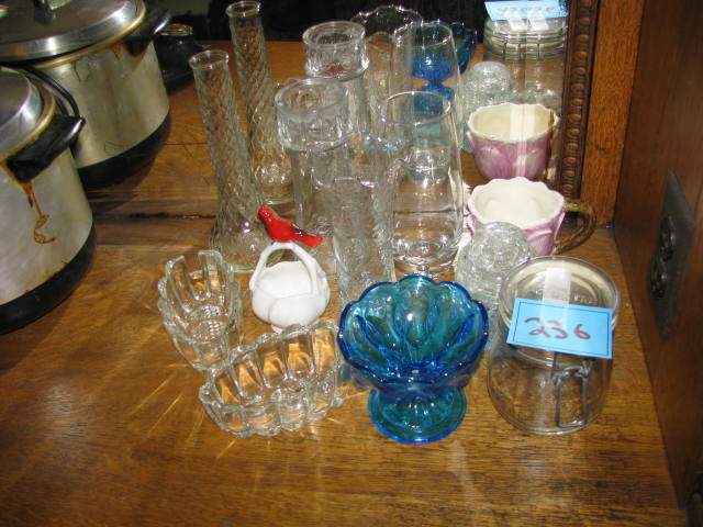 lot 236 image: assorted glassware