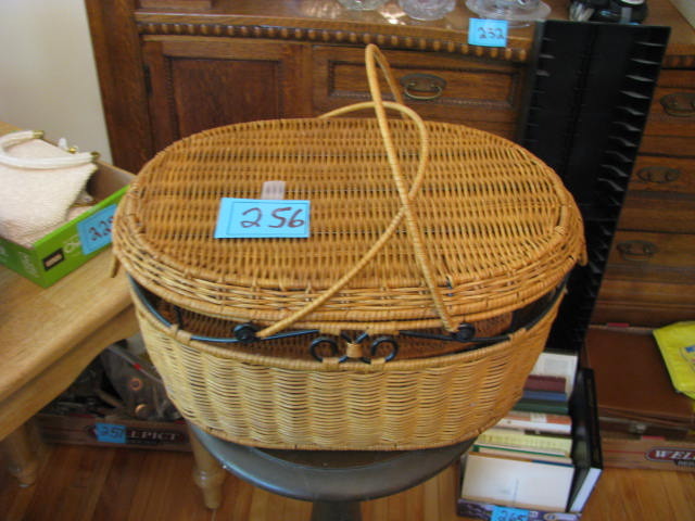 lot 256 image: new unused picnic basket