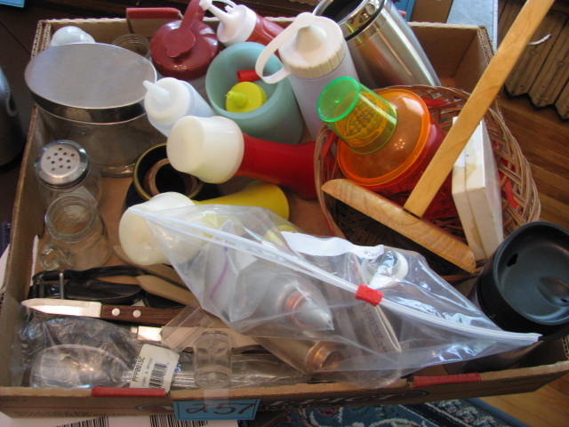 lot 257 image: large lot of misc vintage  table ware