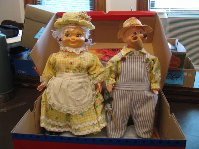 lot 286 image: two vintage MA and PA dolls