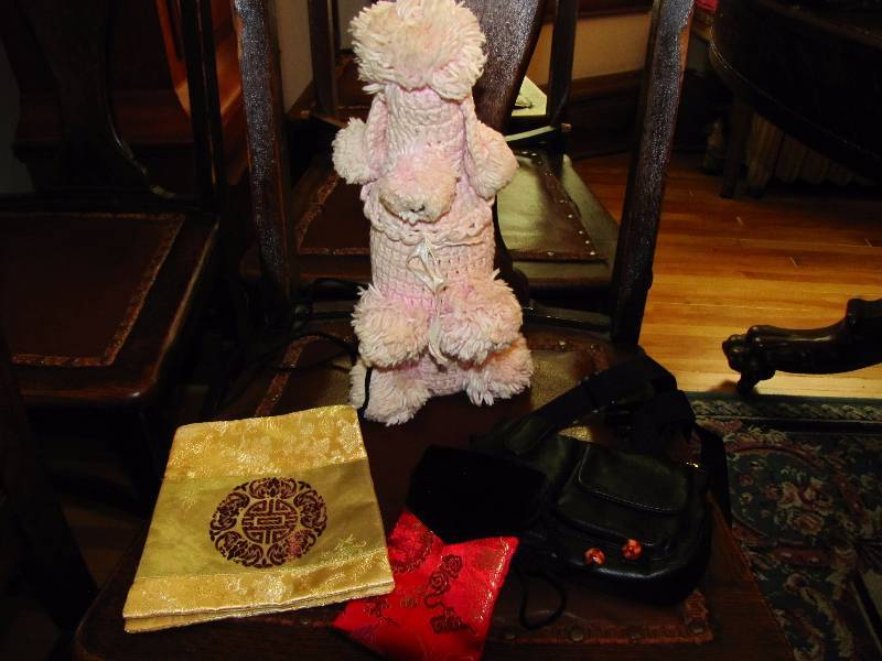 lot 253 image: pink knitted wine bottle cozy and 4 ladies handbags