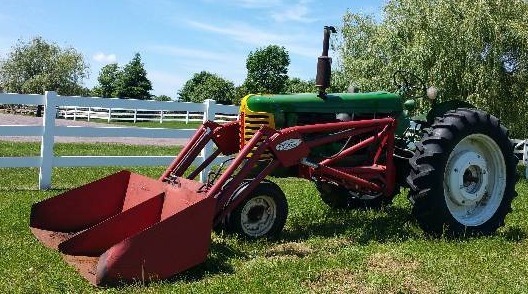lot 2 image: Oliver 77 Tractor with Stan-Hoist Loader