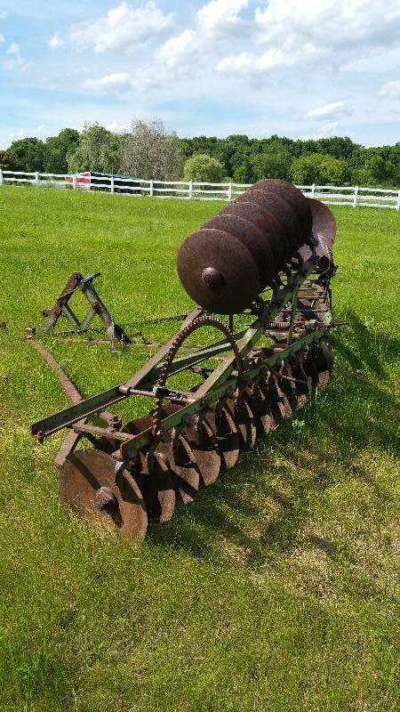 lot 4 image: John Deere Pull Behind 14 Straight Disc with 3 Wings