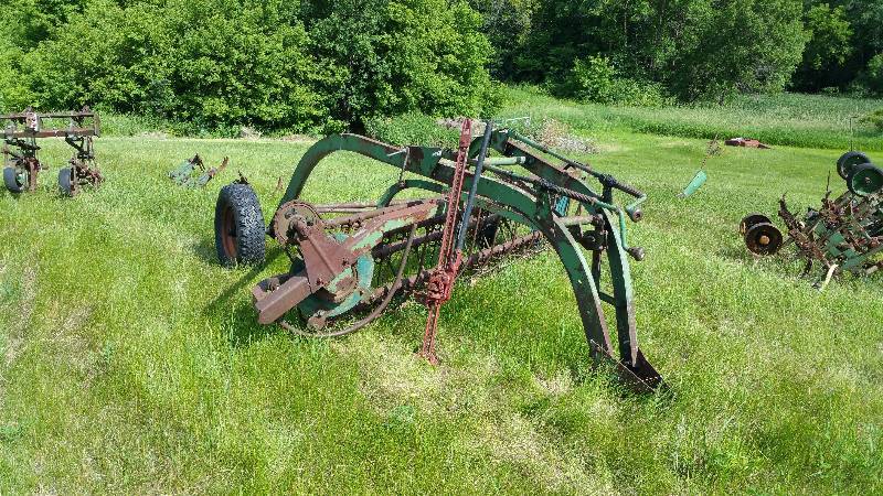 lot 5 image: Oliver Side Delivery Hay Rake 10 Wide