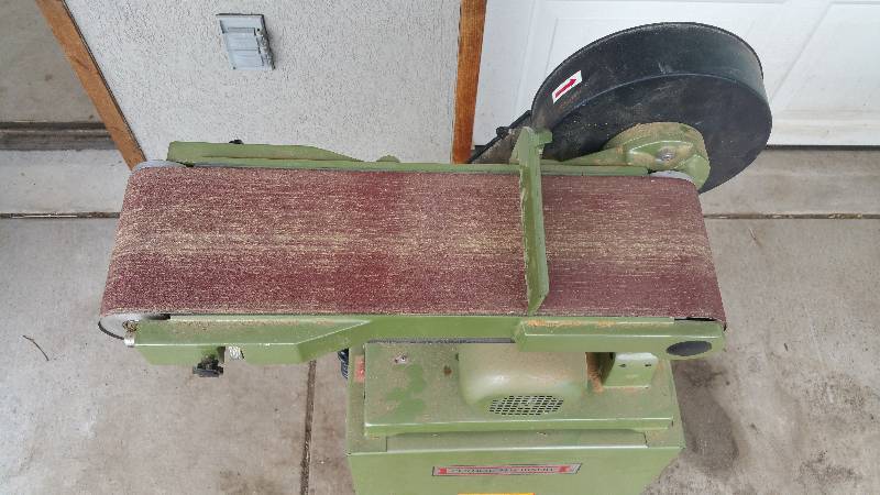lot 29 image: Central Machinery 6 Belt Sander 9 Disc Sander Combo.
