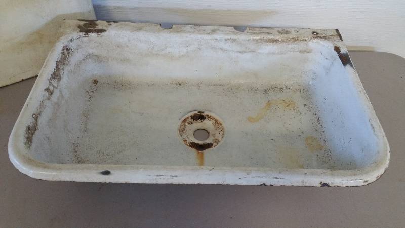 lot 69 image: Early Porcelain Farm Sink with Back splash