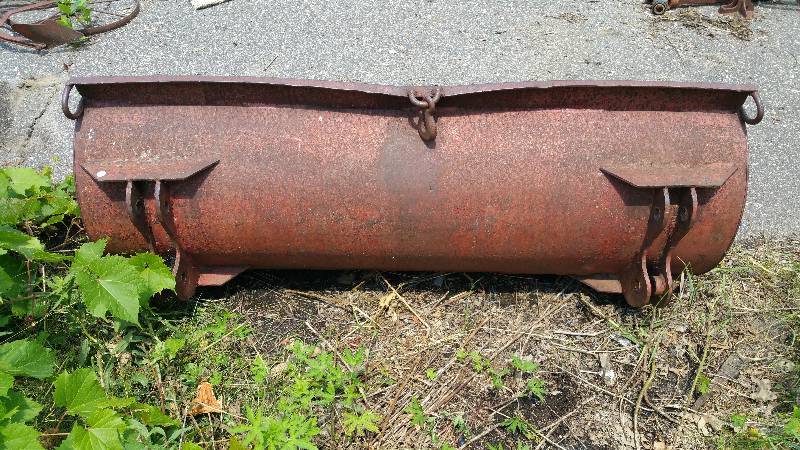 lot 82 image: Universal Tractor  Loader Bucket