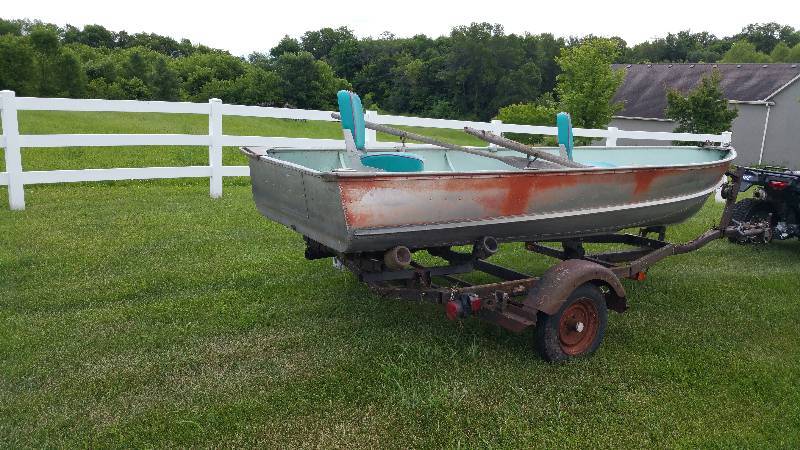 lot 12 image: 1975 Lund Aluminum 14 Fishing Boat with 1975 Spartan Trailer