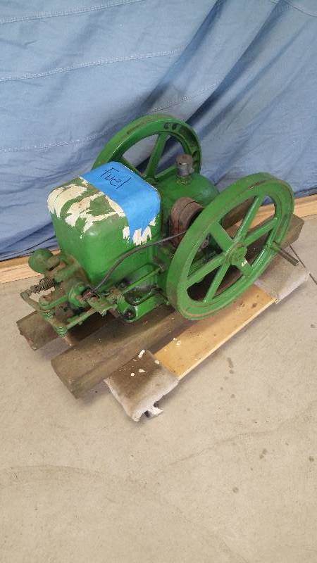 lot 21 image: John Deere Tractor Company Hit & Miss Engine
