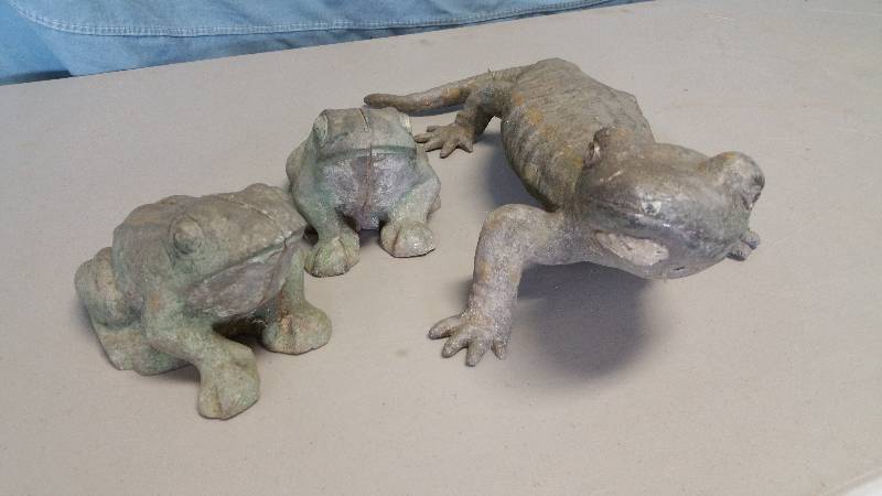 lot 117 image: Vintage Cast Iron Salamander & (2) Cast Iron Frogs