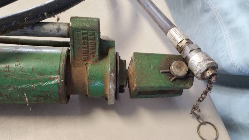 lot 121 image: Oliver Hydraulic Cylinder with Hydraulic Hoses