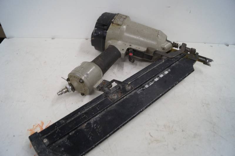 lot 17 image: Nail Gun
