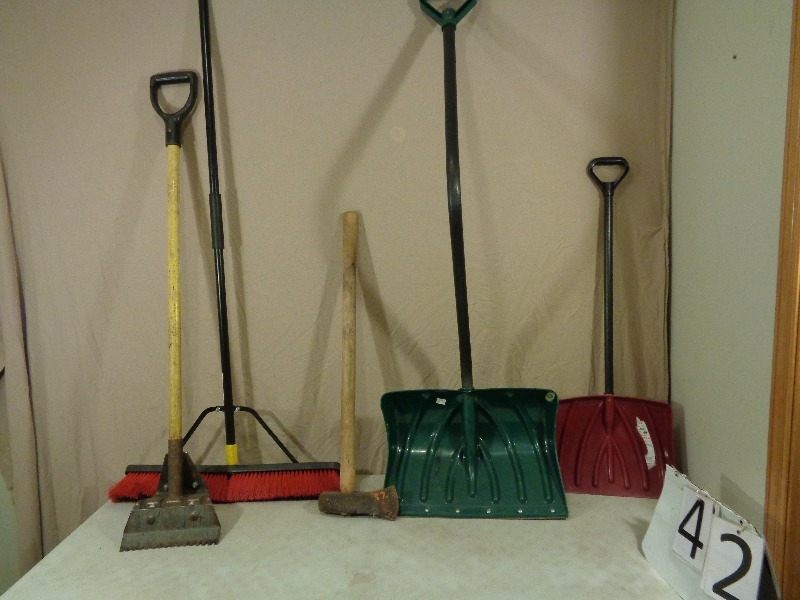 lot 42 image: Long Handled Tools