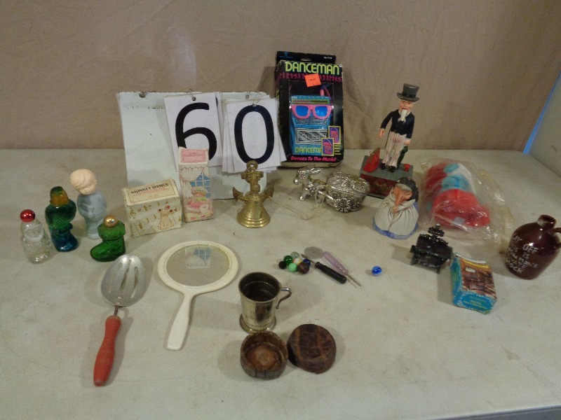 lot 60 image: Collectibles