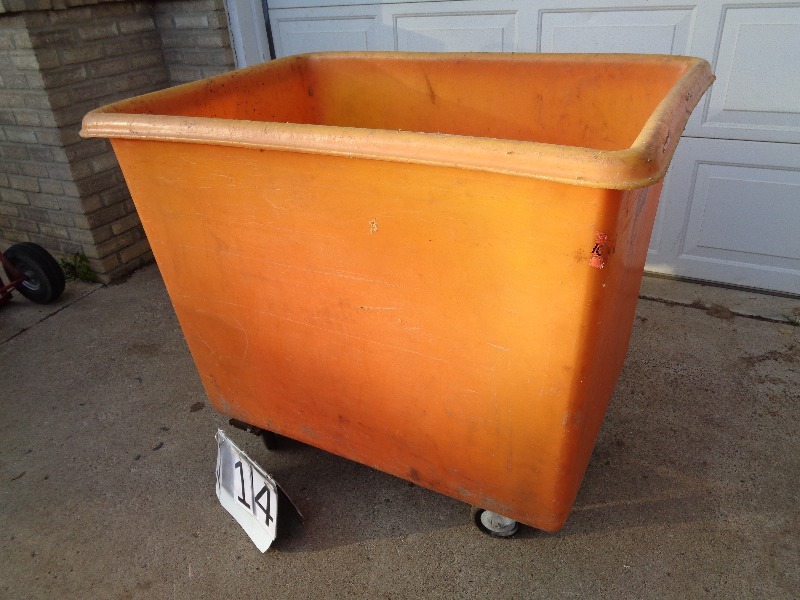 lot 114 image: Rolling Plastic Bin