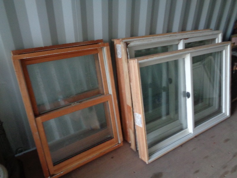 lot 153 image: Assorted used windows