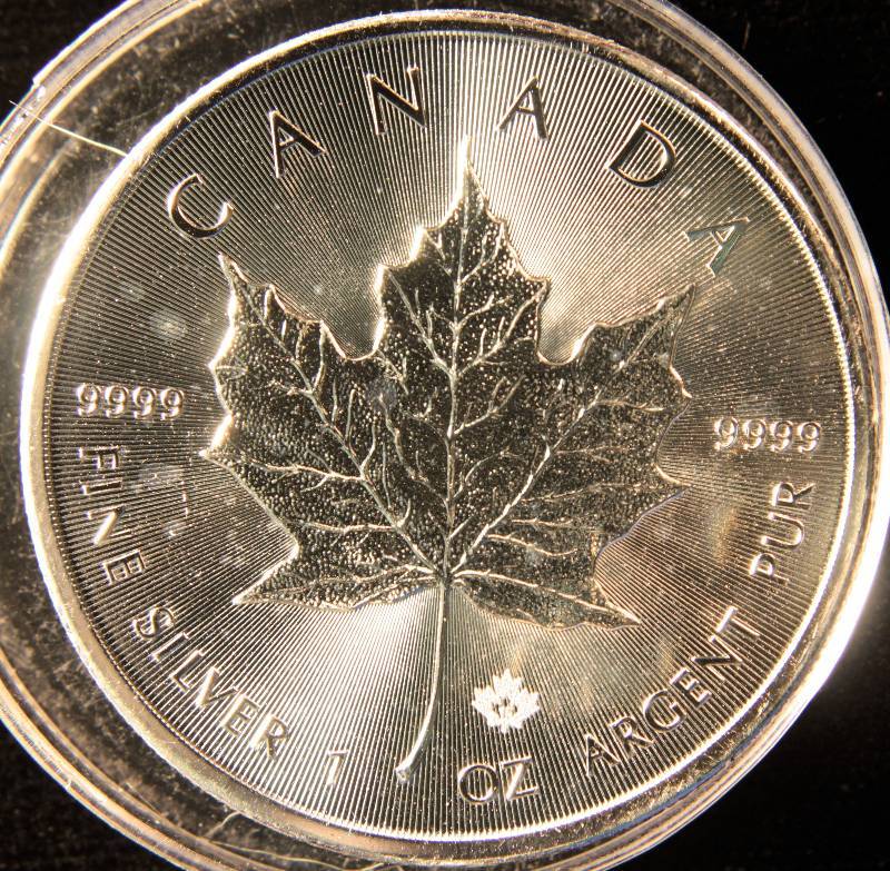 2015 CANADIAN MAPLE LEAF 1 TROY Oz. .9999 FINE SILVER IN AIRTIGHT HOLDER