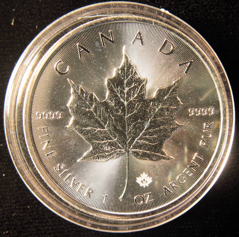 2015 CANADIAN MAPLE LEAF 1 TROY Oz. .9999 FINE SILVER IN AIRTIGHT HOLDER