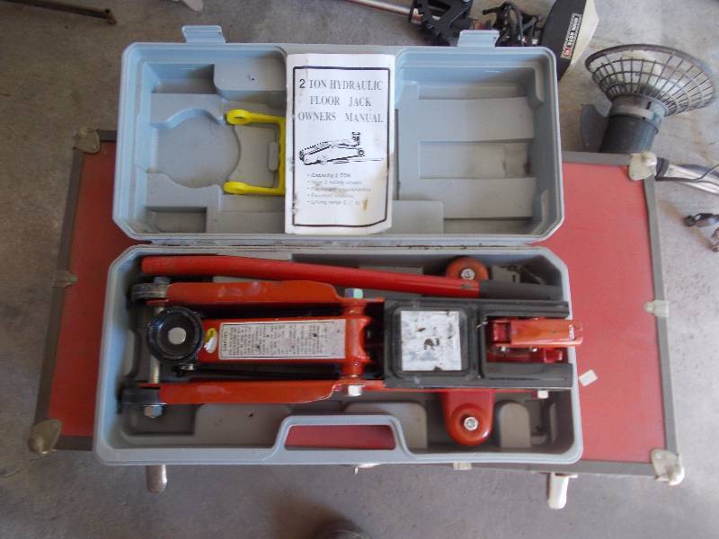 lot 6 image: Floor Jack