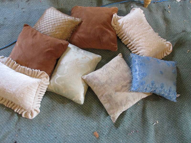 lot 48 image: Lot of couch pillows...