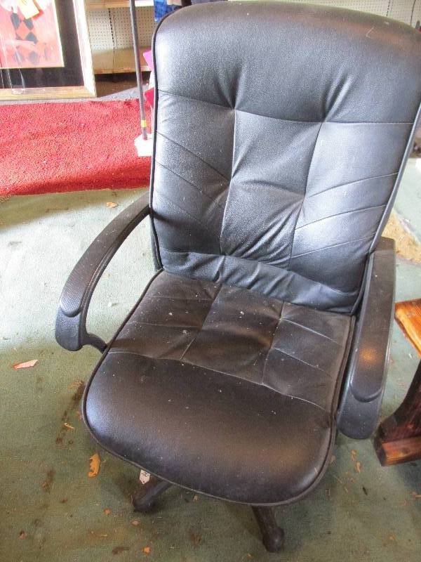 lot 50 image: Swivel seat office desk chair...