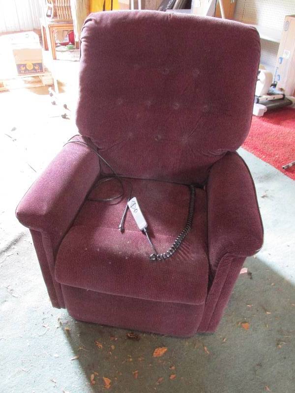 lot 53 image: Plush pride lift chair, with contro...