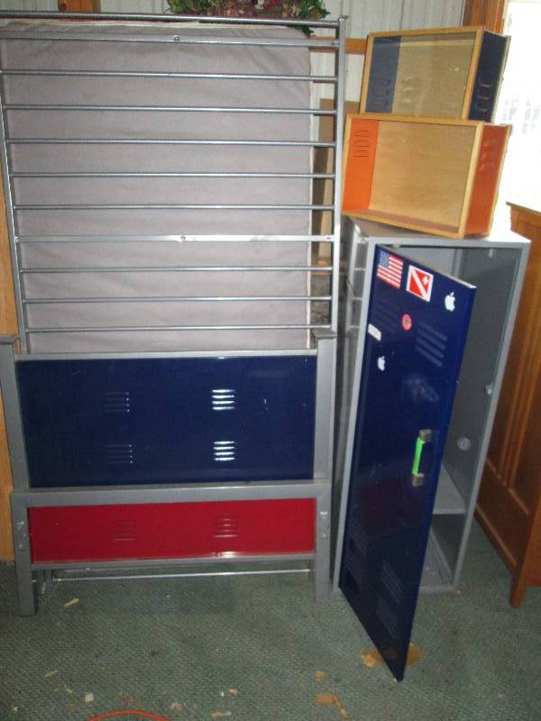 lot 14 image: Metal Twin bed with a matching lock...