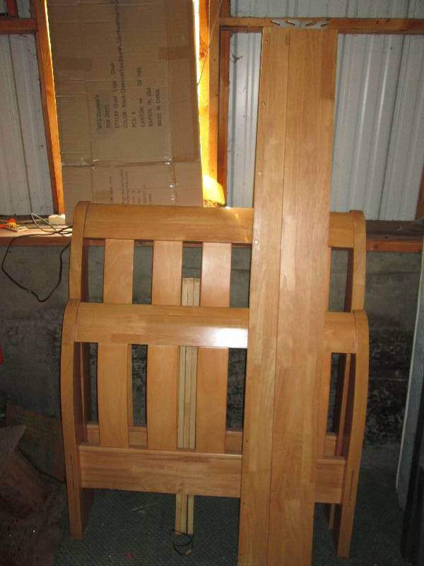 lot 15 image: Nice solid wood Twin size bed...