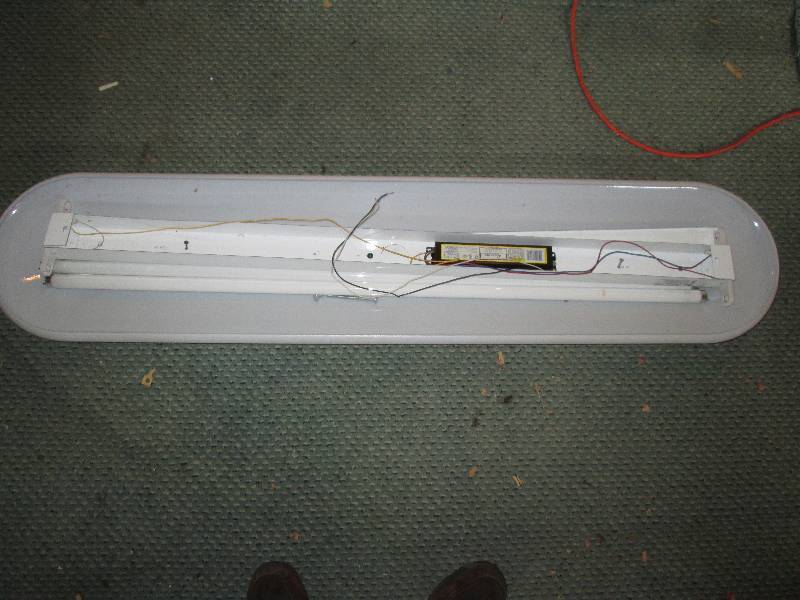 lot 20 image: Fluorescent light fixture with nice...