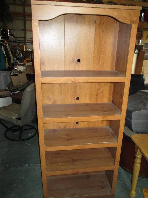 lot 33 image: Nice bookshelf in good condition, 3...