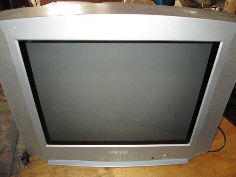 lot 42 image: Magnavox 21 corner to corner TV, s...