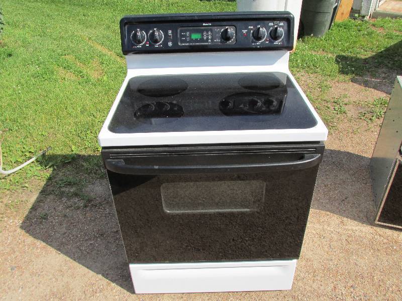 lot 58 image: Spectra electric glass top stove wi...
