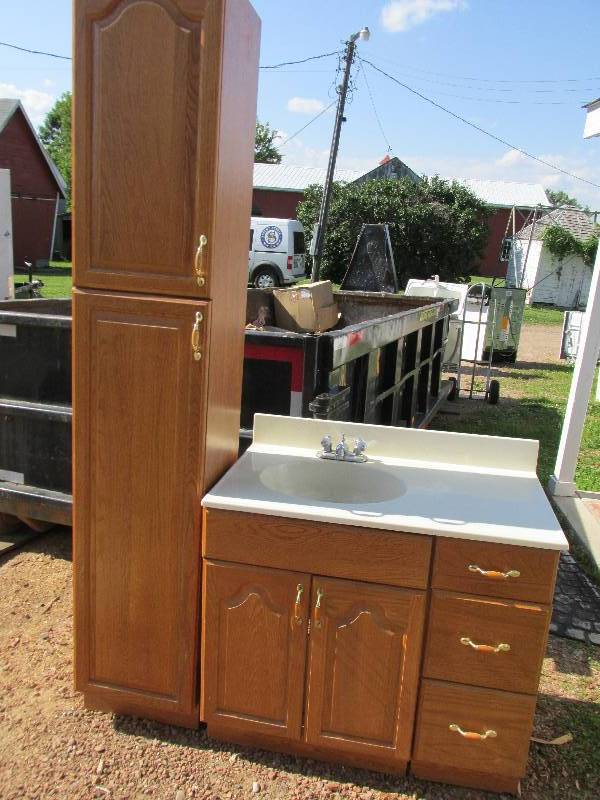 lot 64 image: Bathroom set includes sink and coun...